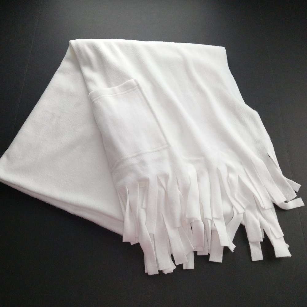 Bonnie & Clyde Women's Pashmina Scarf White Fleece Fringed with Pockets 70 x 27